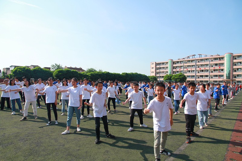 壯觀！三千多學(xué)生在江安中學(xué)運(yùn)動(dòng)場(chǎng)比賽打太極