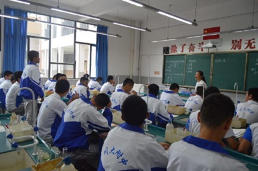 四川大學(xué)附屬中學(xué)一年的學(xué)費(fèi)是多少？