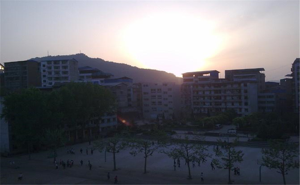 平昌縣第二中學(xué)學(xué)校環(huán)境怎么樣？
