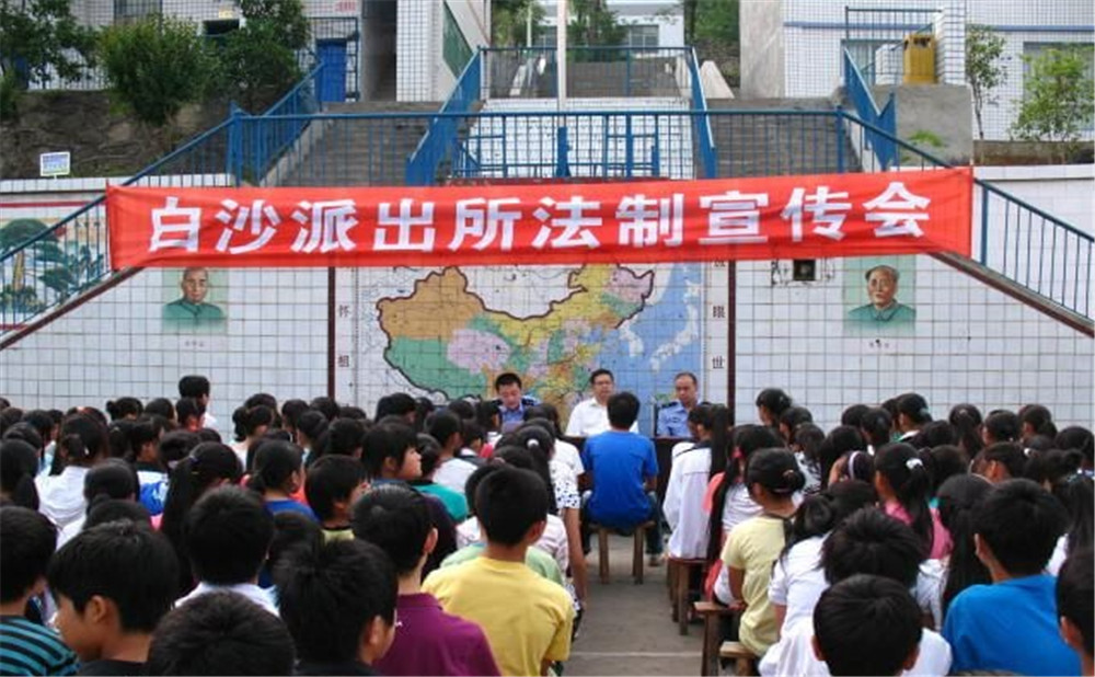 萬(wàn)源市第二中學(xué)是公辦高中？
