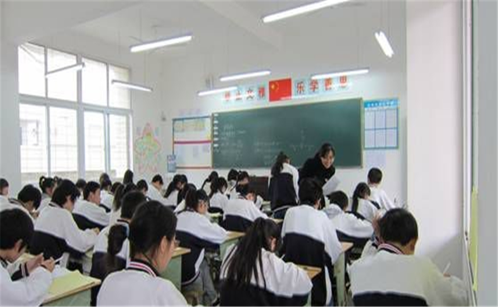 鼎山中學(xué)2020年學(xué)校學(xué)費(fèi)多少錢一年？