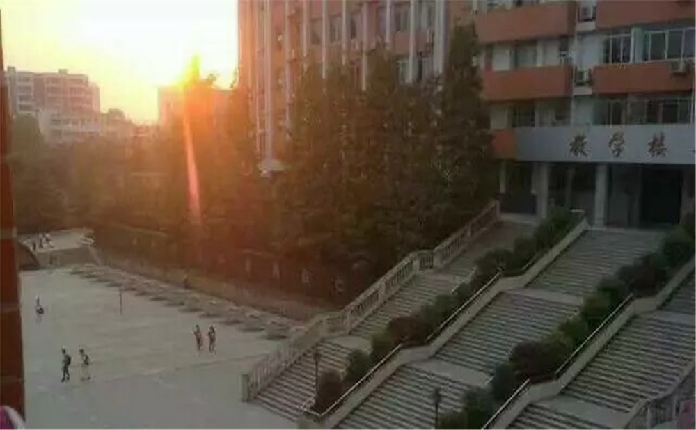 南充十一中學(xué)校環(huán)境怎么樣？