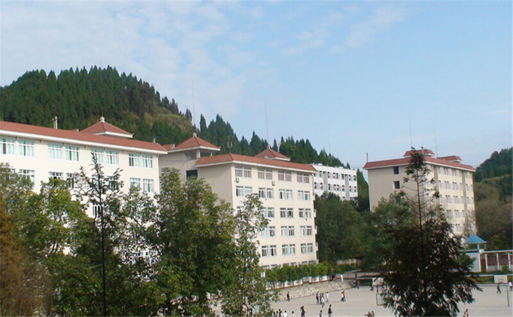 建興中學(xué)學(xué)校環(huán)境怎么樣？