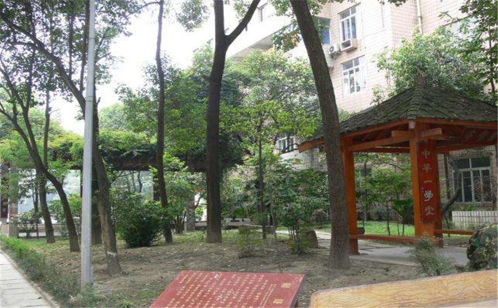 石室聯(lián)合中學(xué)蜀華分校外招生一年的學(xué)費(fèi)是多少？