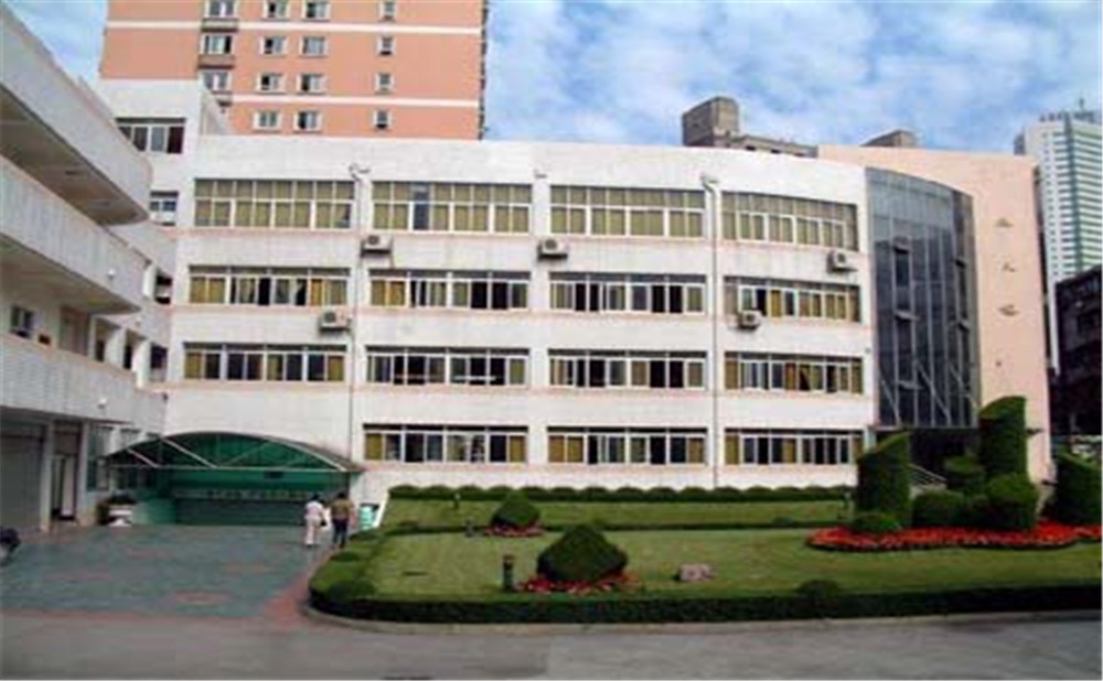 成都市鹽道街中學(xué)外招生一年的學(xué)費(fèi)是多少？