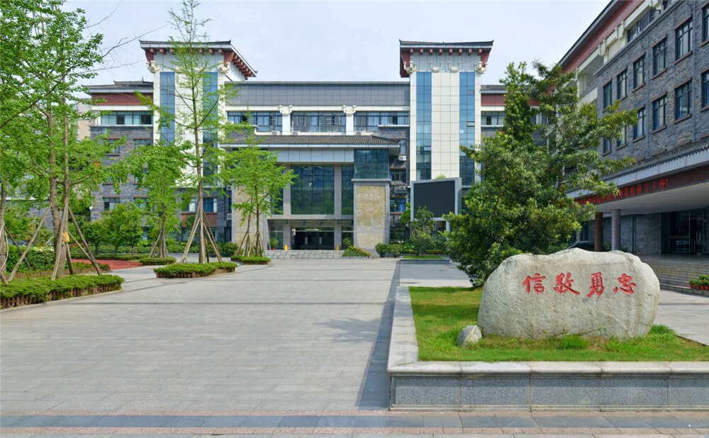 成都市西北中學(xué)外招生一年的學(xué)費(fèi)是多少錢？