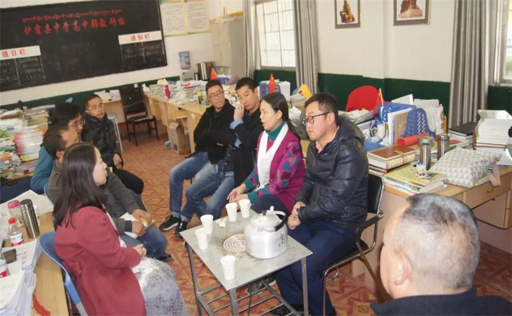 四川師范大學(xué)附屬中學(xué)外招生一年的學(xué)費(fèi)是多少？