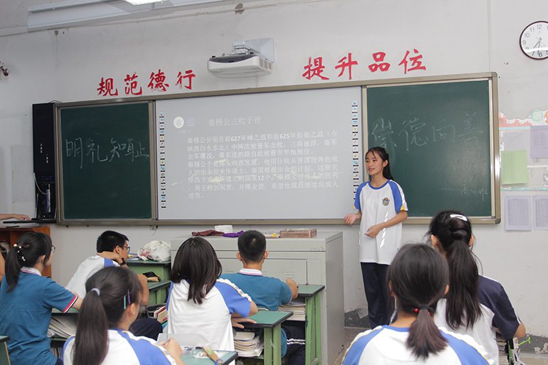 成都石室外國語學(xué)校一年的學(xué)費(fèi)是多少？