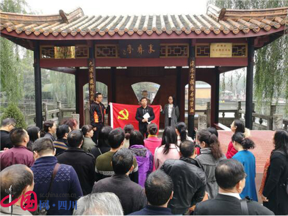 石室白馬中學(xué)一年的學(xué)費是多少？