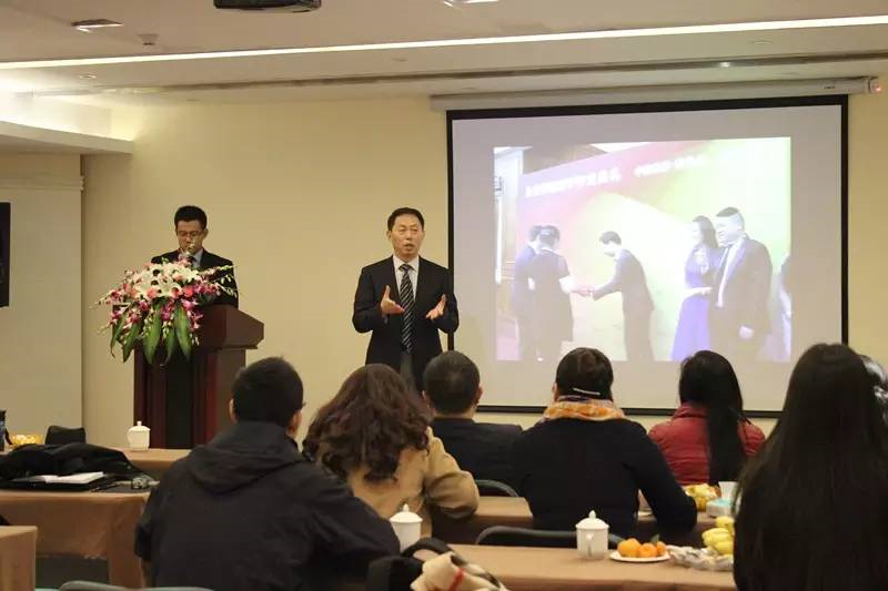 成都西雅美途外國語聯(lián)合學(xué)校的學(xué)費是多少？