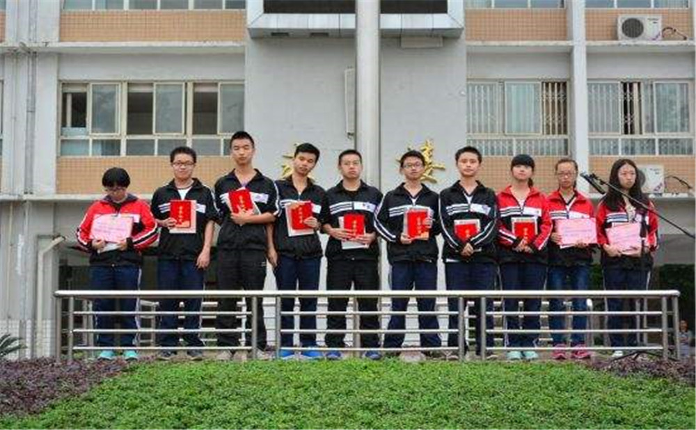 郫縣四中學(xué)費是多少？
