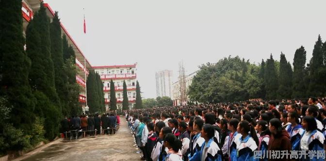 賈家中學(xué)高中一年的學(xué)費(fèi)是多少？