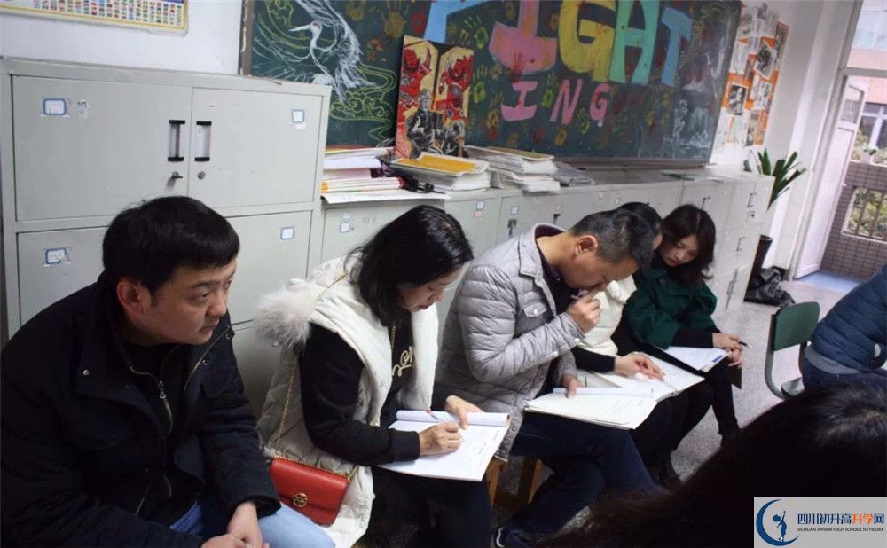 成都市鹽道街中學(xué)的學(xué)費(fèi)收費(fèi)標(biāo)準(zhǔn)是多少？
