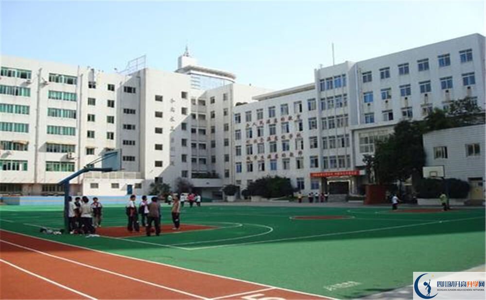 成都市西北中學(xué)的學(xué)費收費標準是多少錢？