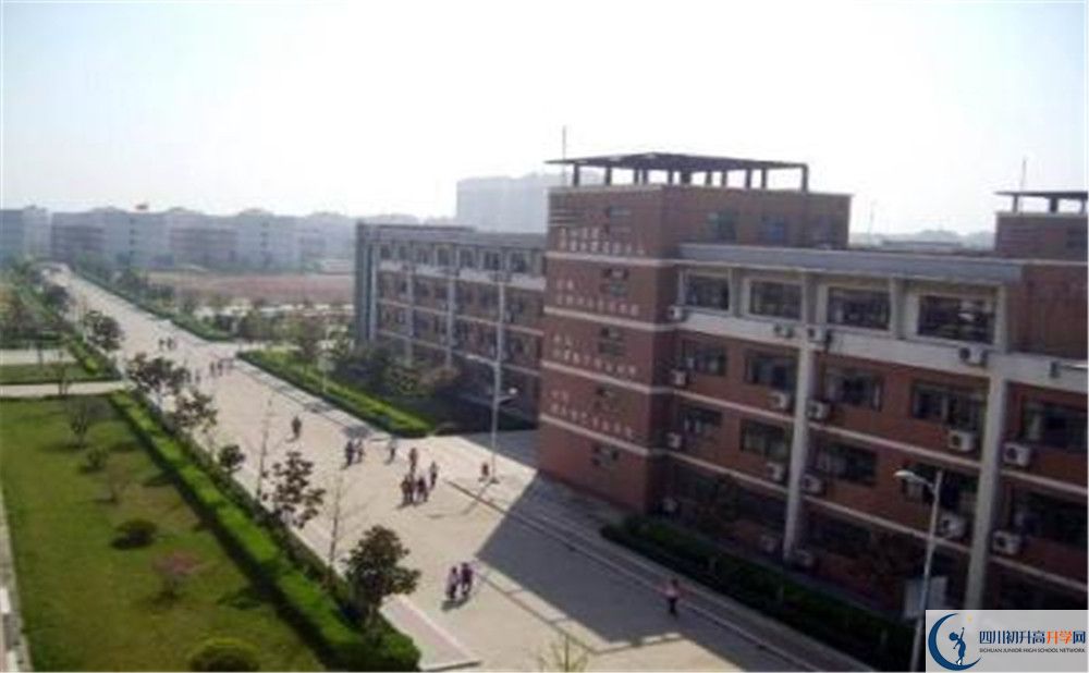 都江堰中學(xué)的學(xué)費(fèi)收費(fèi)標(biāo)準(zhǔn)是多少？