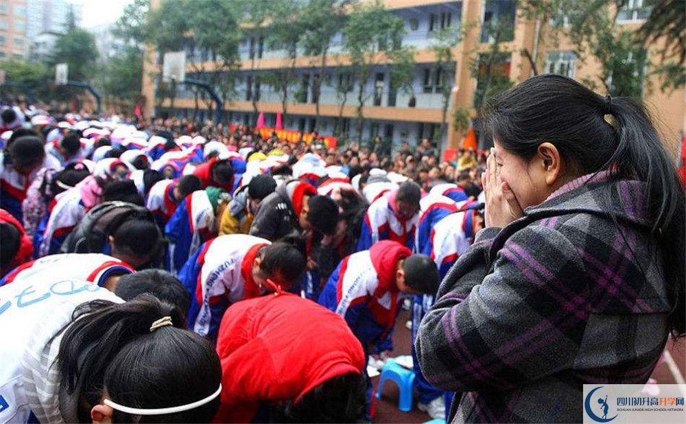 成都大學附屬中學的招生分數(shù)線是多少？
