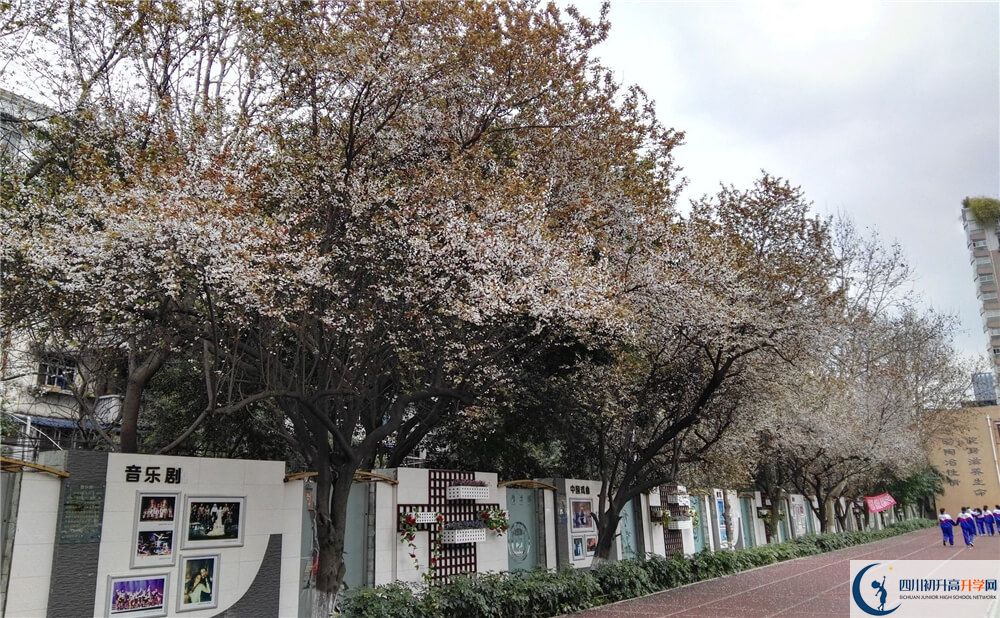 成都大學(xué)附屬中學(xué)的高中住宿好不好？