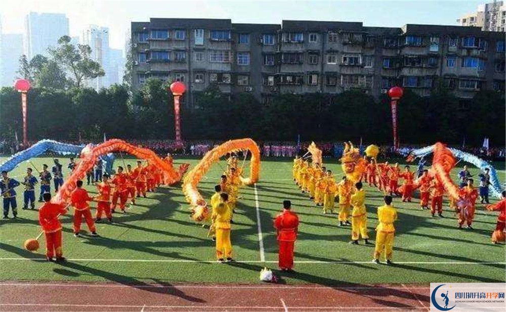 成都七中八一學(xué)校一學(xué)期的學(xué)費(fèi)是多少？