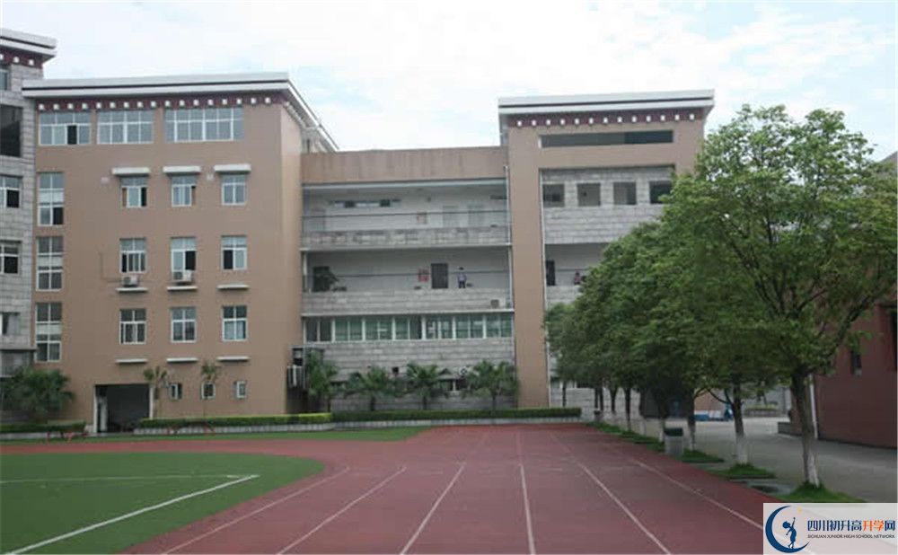 成都西藏中學(xué)一學(xué)期的學(xué)費(fèi)是多少？