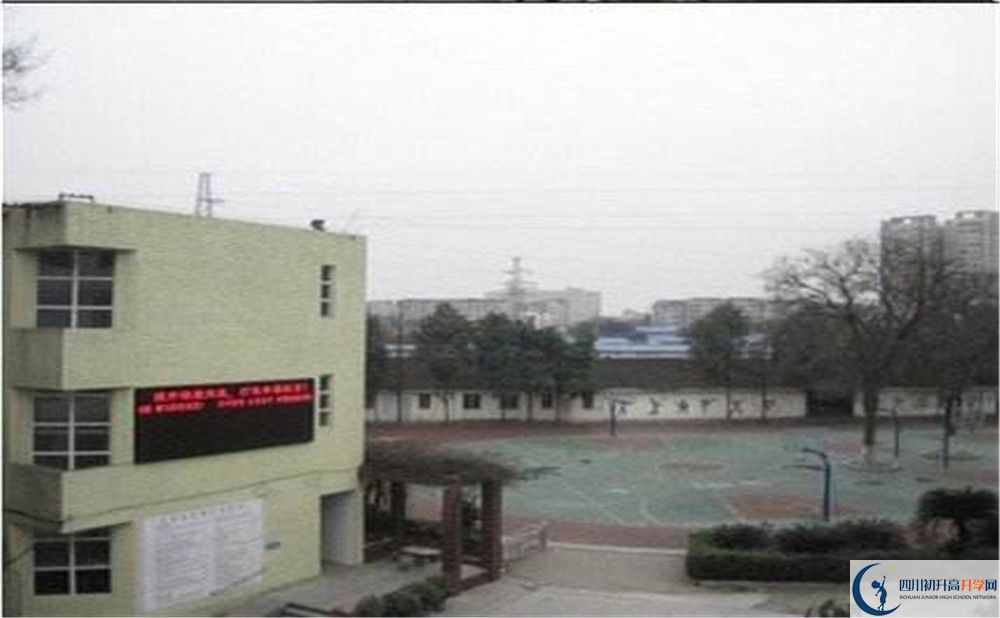 成都市第三十三中學一學期的學費是多少？