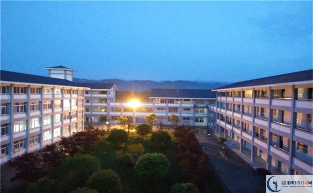 平樂(lè)中學(xué)一學(xué)期的學(xué)費(fèi)是多少？