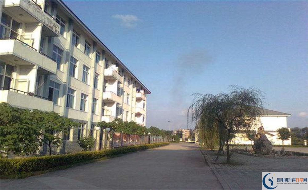 淮口中學(xué)的學(xué)費一期是多少？