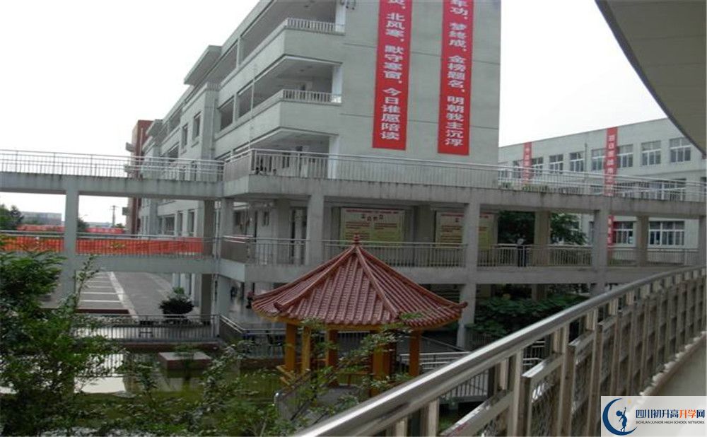 成都市龍泉中學(xué)的分數(shù)線大概是多少?