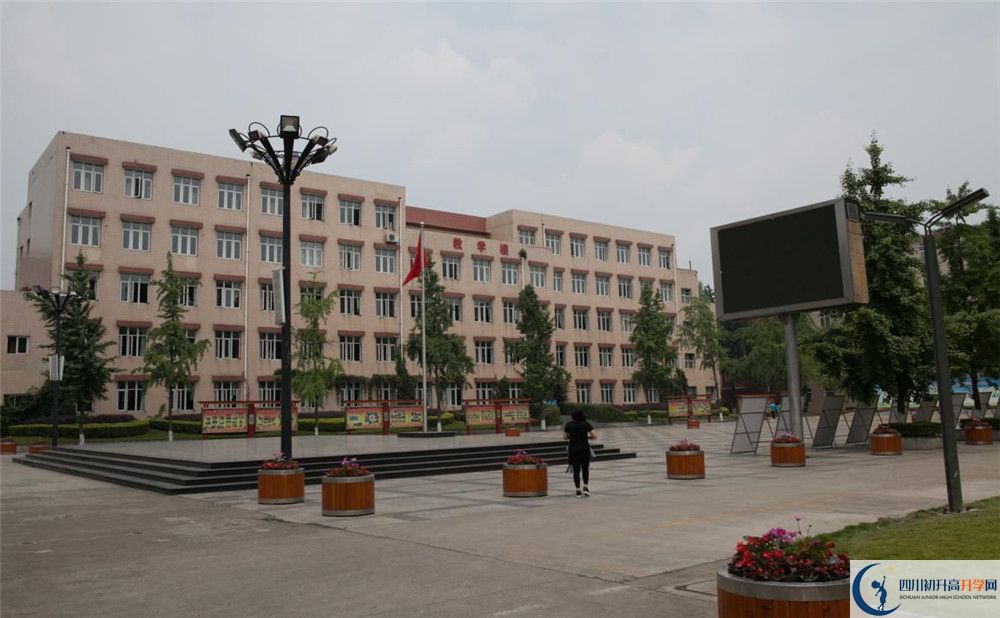 成都市華陽中學地址在哪里？					