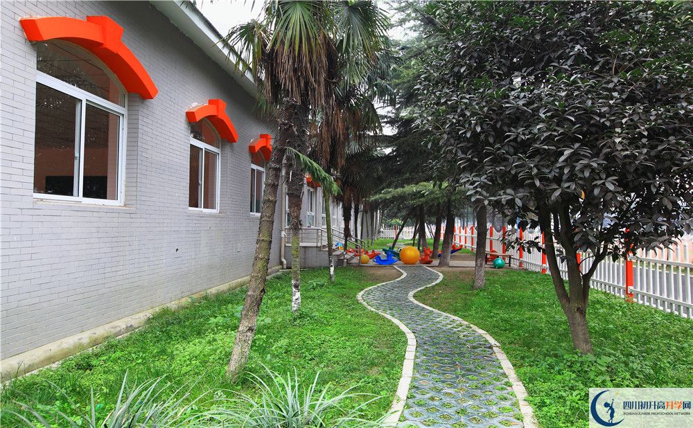 成都大學(xué)附屬中學(xué)初升高向外地招生嗎？
