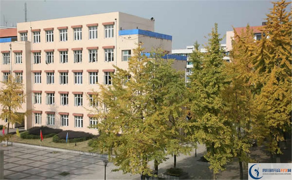 成都西藏中學(xué)的高中住宿怎么樣？