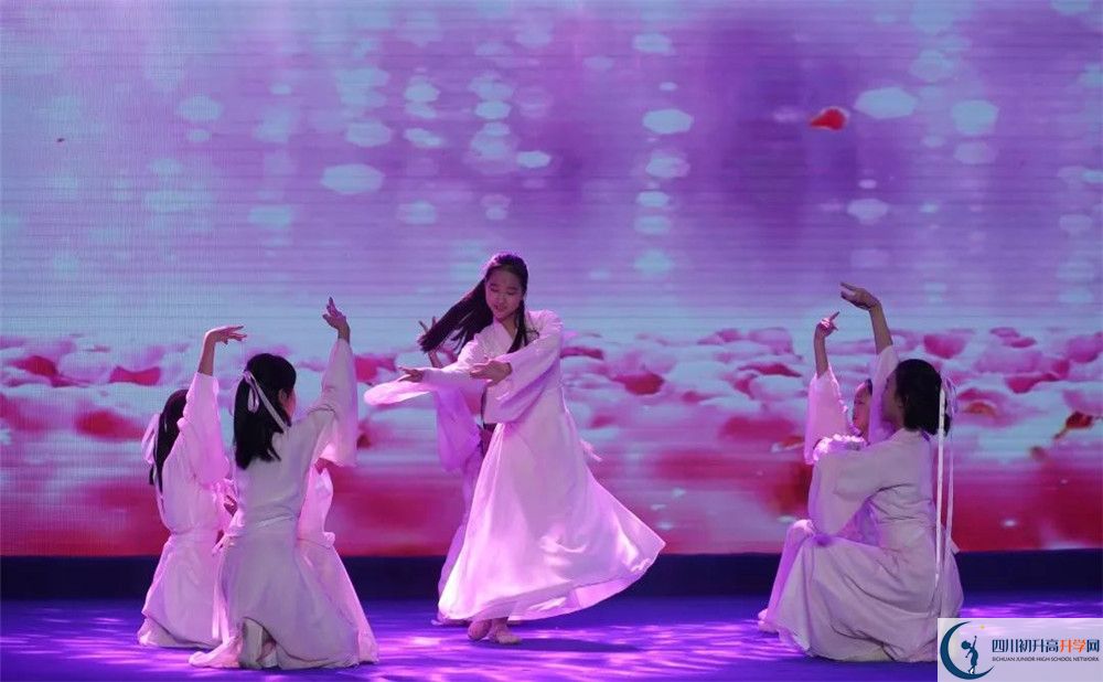 北京第二外國(guó)語(yǔ)學(xué)院成都附屬中學(xué)是私立收費(fèi)嗎？