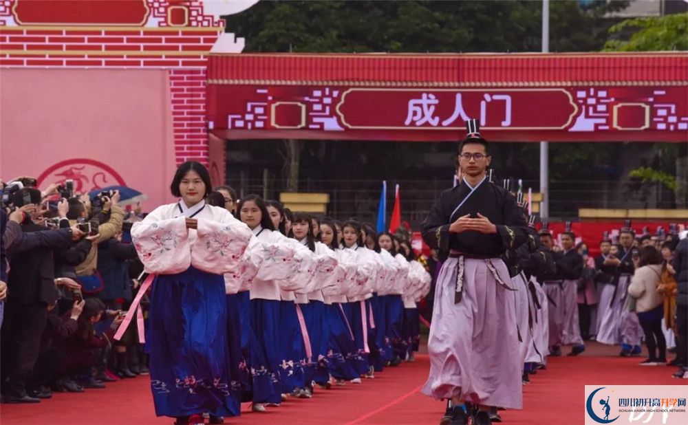 成都七中萬達(dá)學(xué)校在校學(xué)生總?cè)藬?shù)是多少？