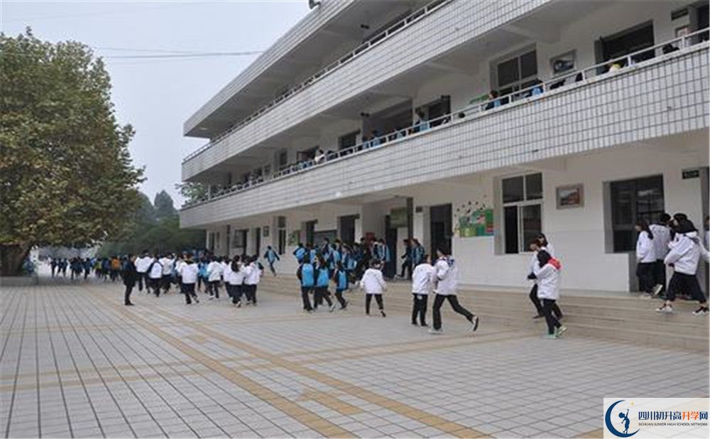 成都市太平中學(xué)在校學(xué)生總?cè)藬?shù)是多少？