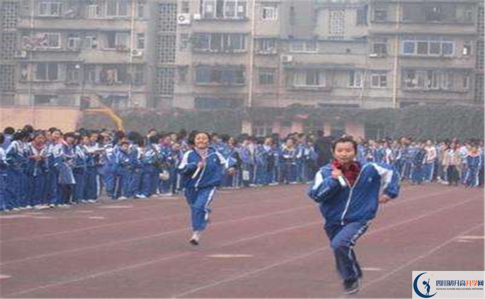 成都新世紀外國語學(xué)校在校學(xué)生總?cè)藬?shù)是多少？