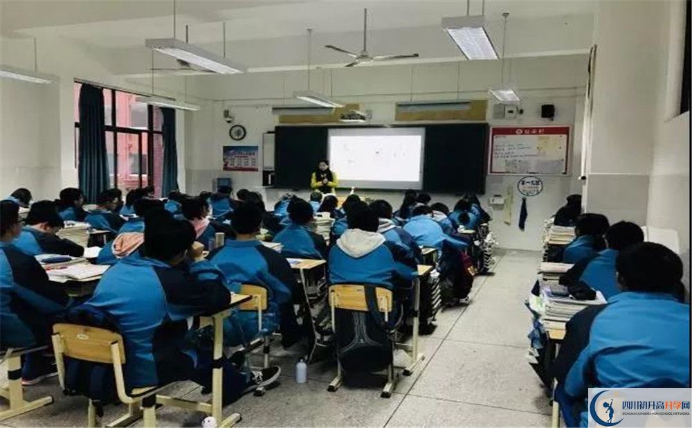 新都一中在校學(xué)生總?cè)藬?shù)是多少？