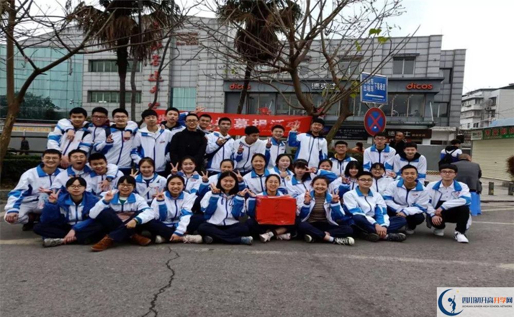 彭州中學在校學生總?cè)藬?shù)是多少？