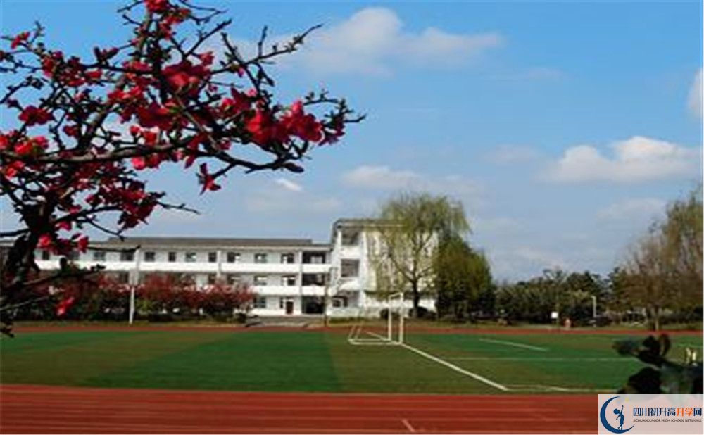 郫縣三中在校學(xué)生總?cè)藬?shù)是多少？