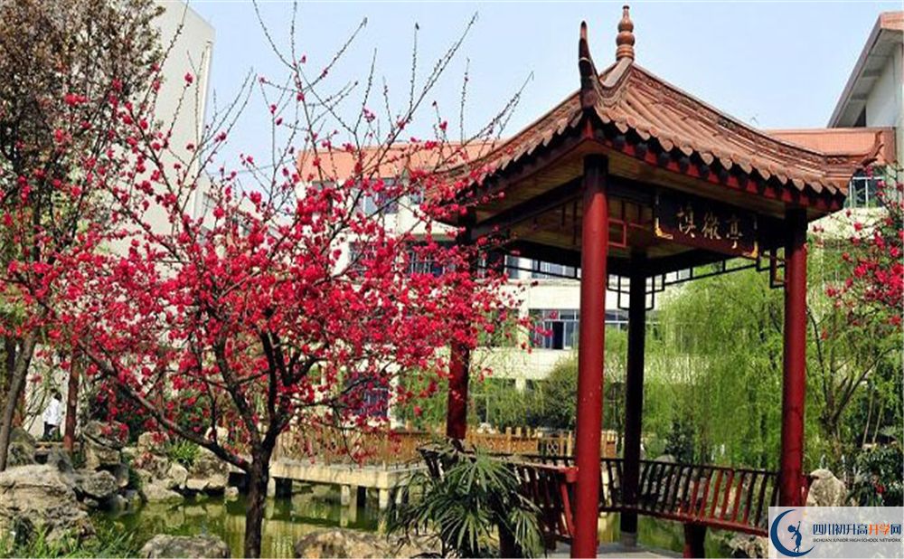 崇州市蜀城中學在哪里？